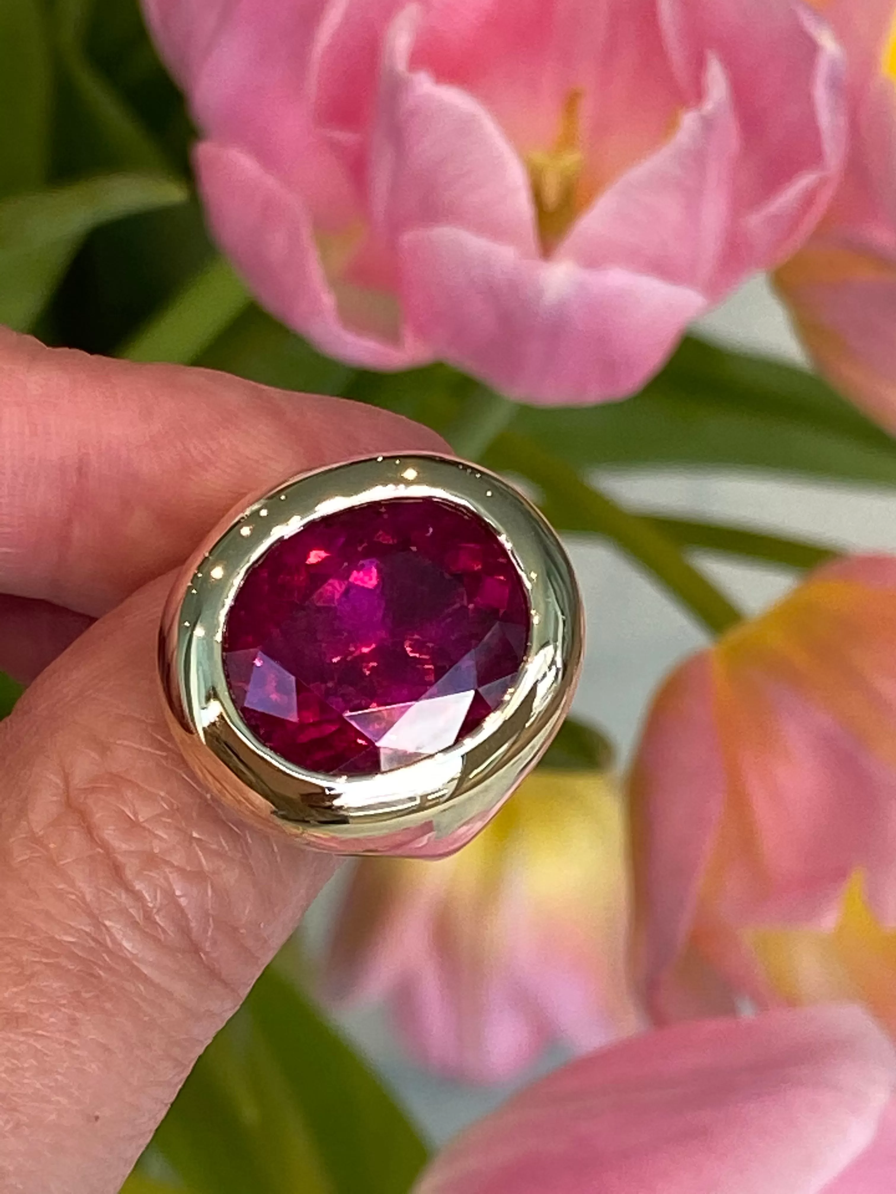 A & Furst - Essential - One of a Kind Cocktail Ring with Rubellite, 18k Yellow Gold