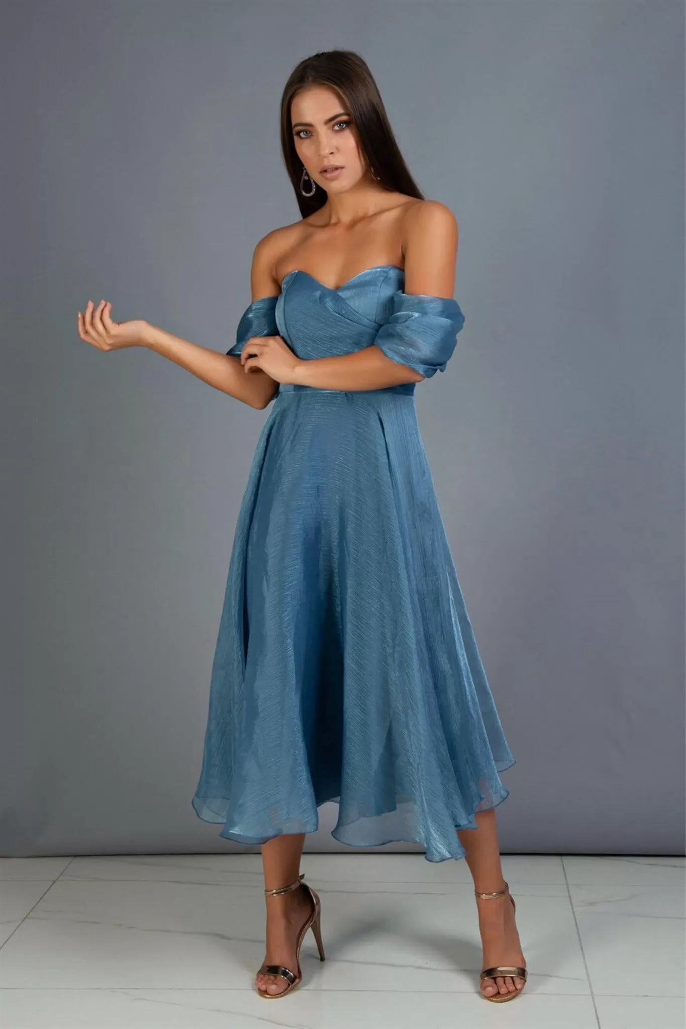 Abito blu indigo svasato midi in organza con scollo a cuore e maniche cadenti