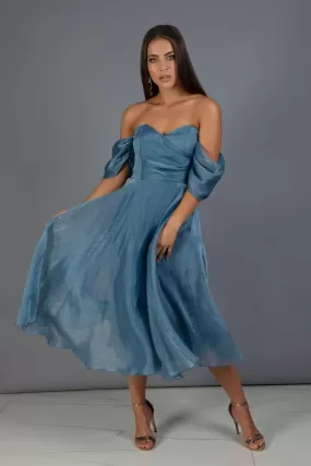 Abito blu indigo svasato midi in organza con scollo a cuore e maniche cadenti