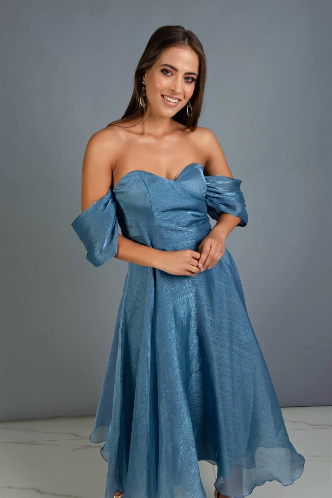 Abito blu indigo svasato midi in organza con scollo a cuore e maniche cadenti