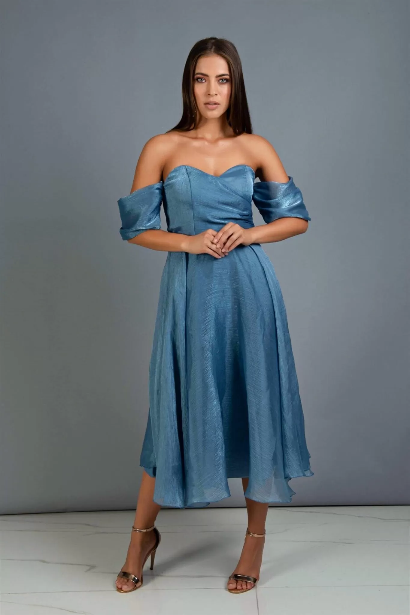 Abito blu indigo svasato midi in organza con scollo a cuore e maniche cadenti