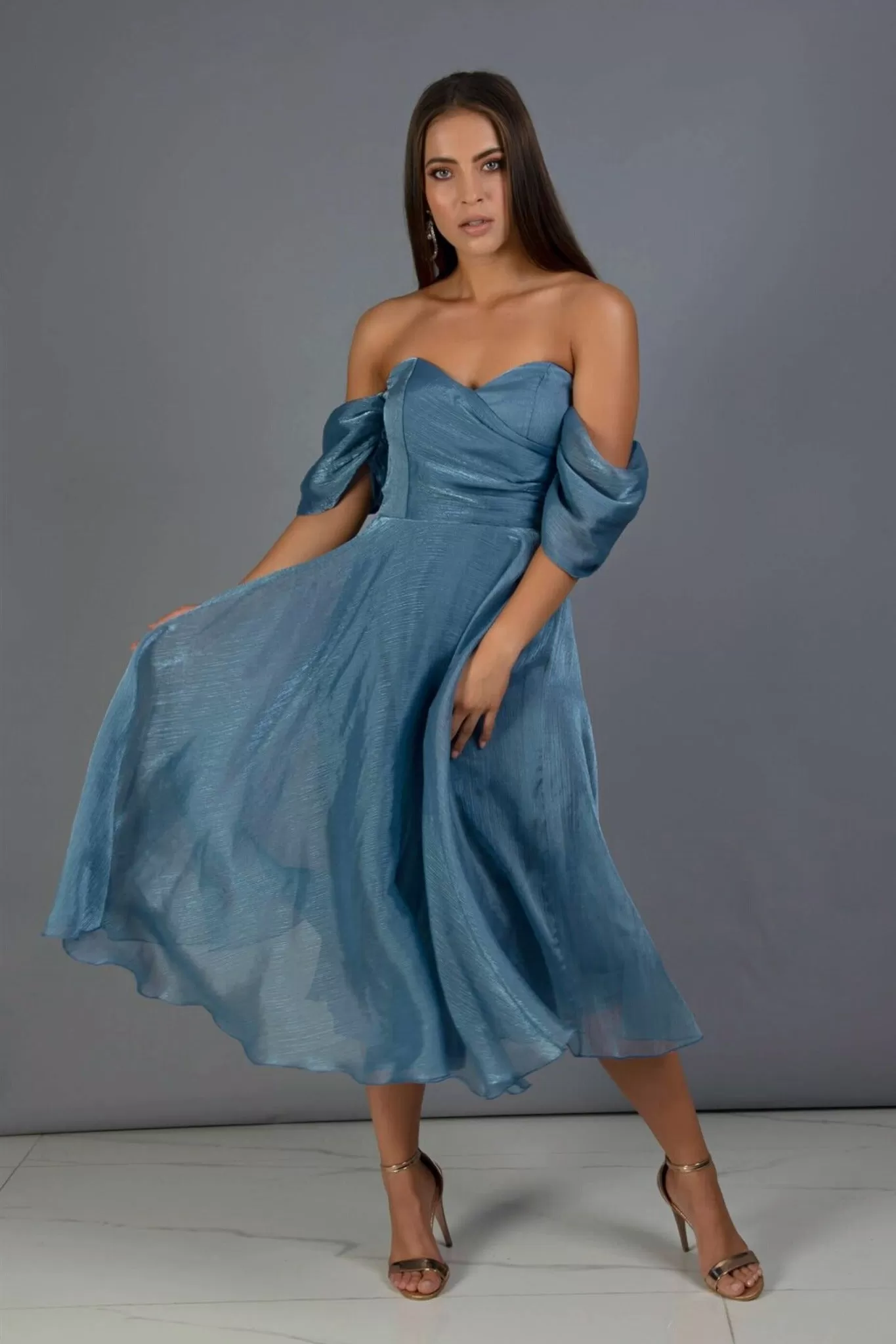 Abito blu indigo svasato midi in organza con scollo a cuore e maniche cadenti