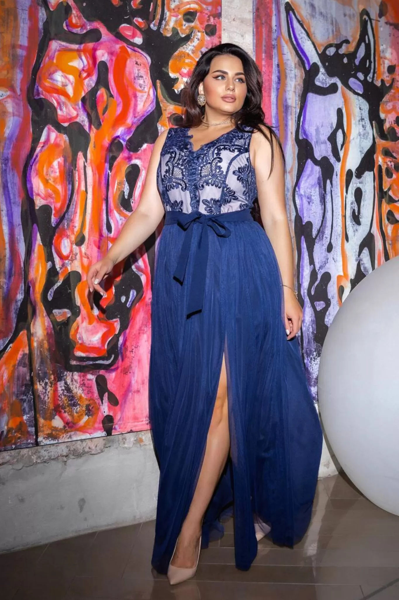 Abito lungo svasato blu notte donne curvy con corpetto ricamato a V e gonna in tulle