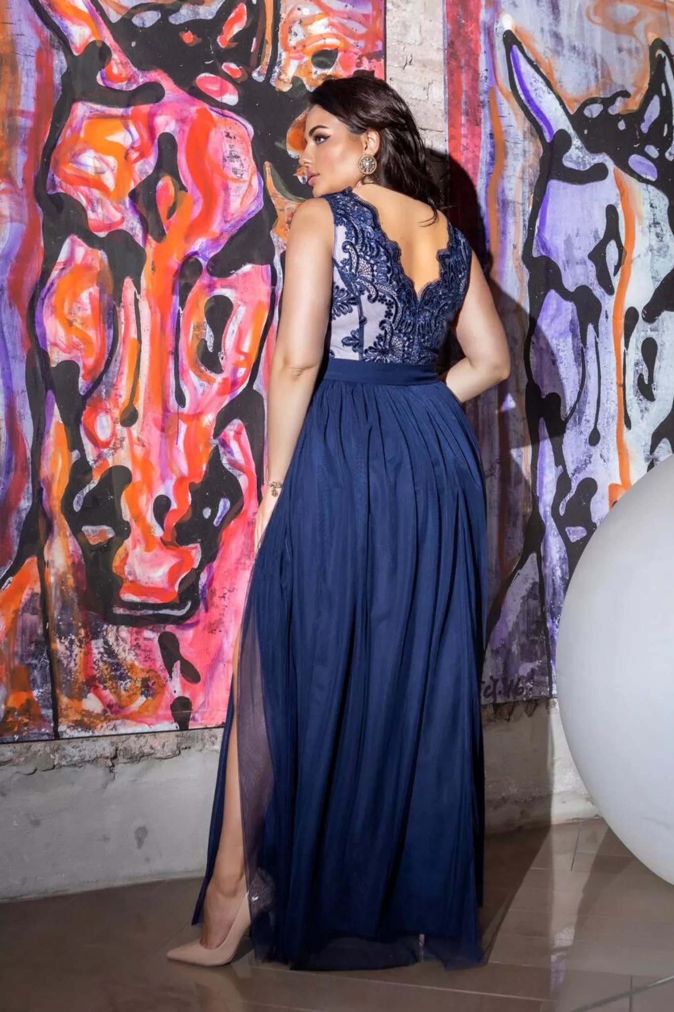 Abito lungo svasato blu notte donne curvy con corpetto ricamato a V e gonna in tulle