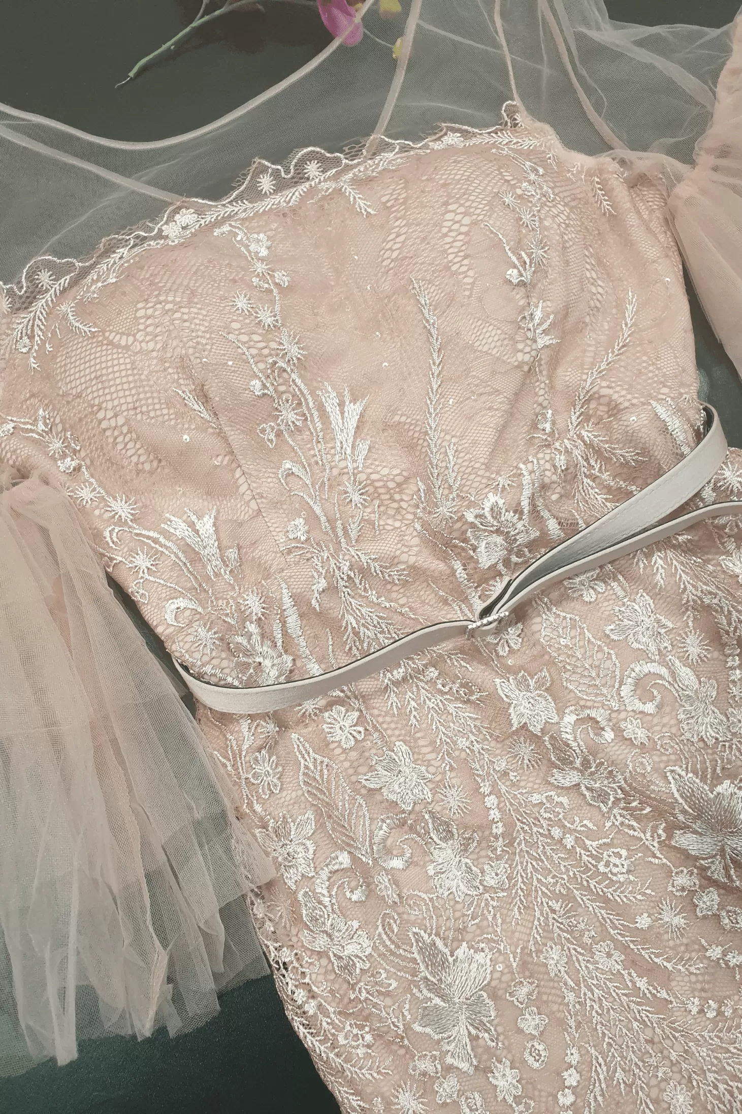 Abito midi aderente beige in pizzo con maniche a campana in tulle e cintura inclusa