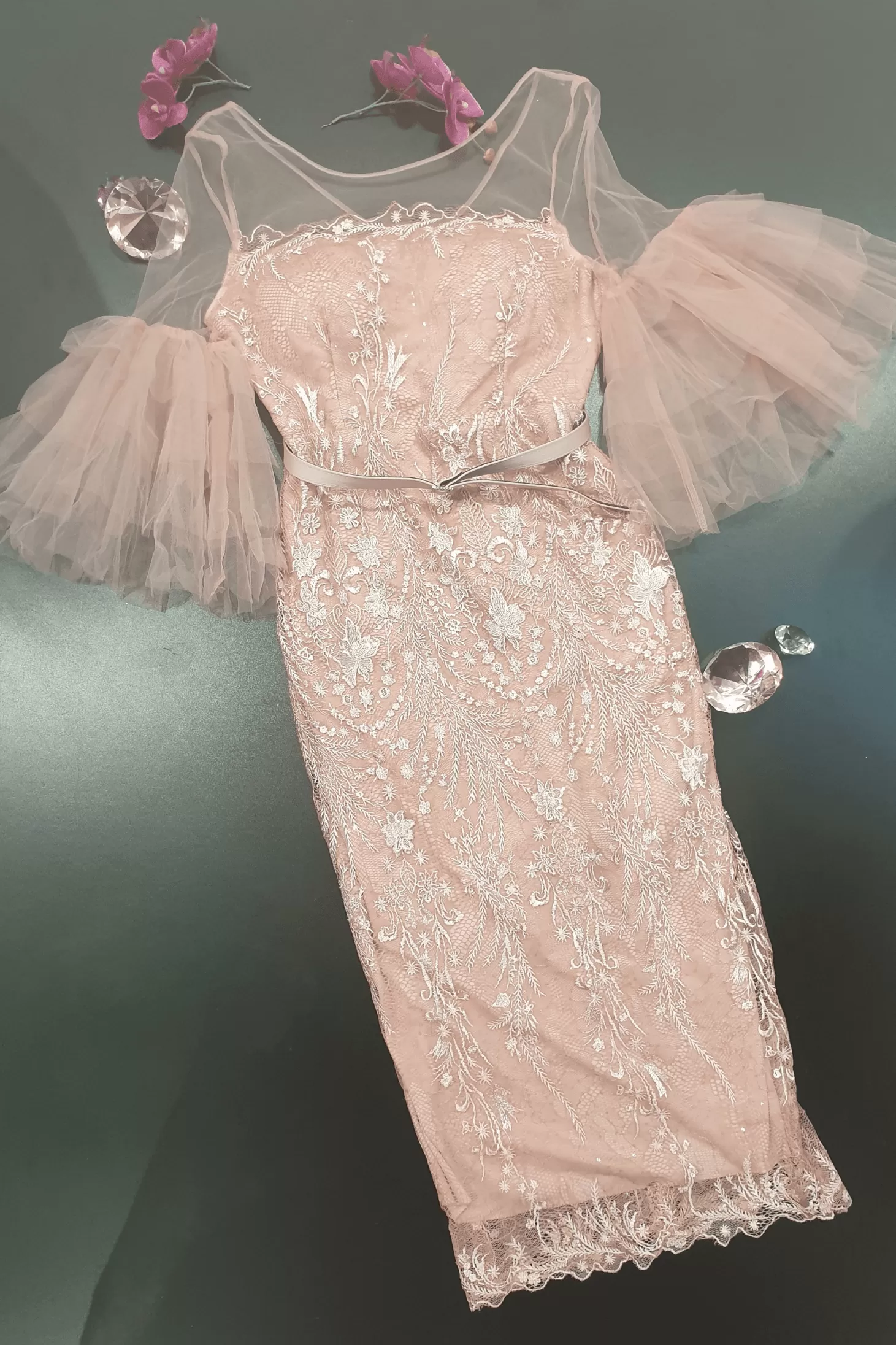 Abito midi aderente beige in pizzo con maniche a campana in tulle e cintura inclusa