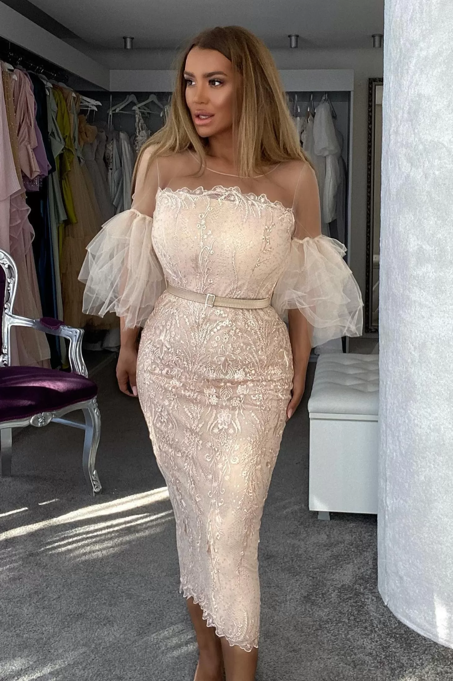 Abito midi aderente beige in pizzo con maniche a campana in tulle e cintura inclusa