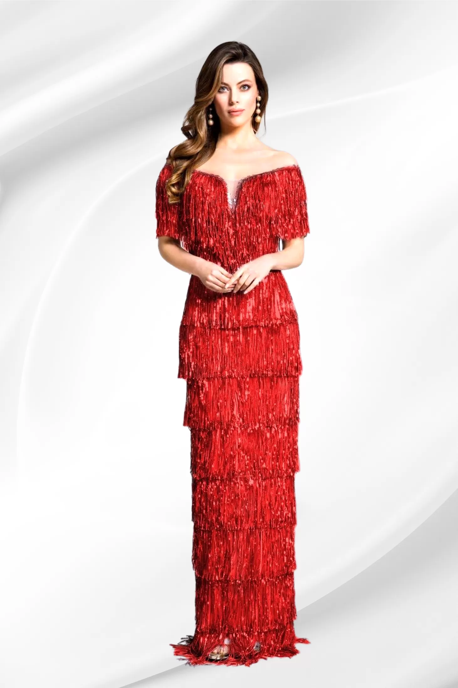 Abito rosso lungo Moda Mania con frange decorative in paillettes e scollo a barchetta