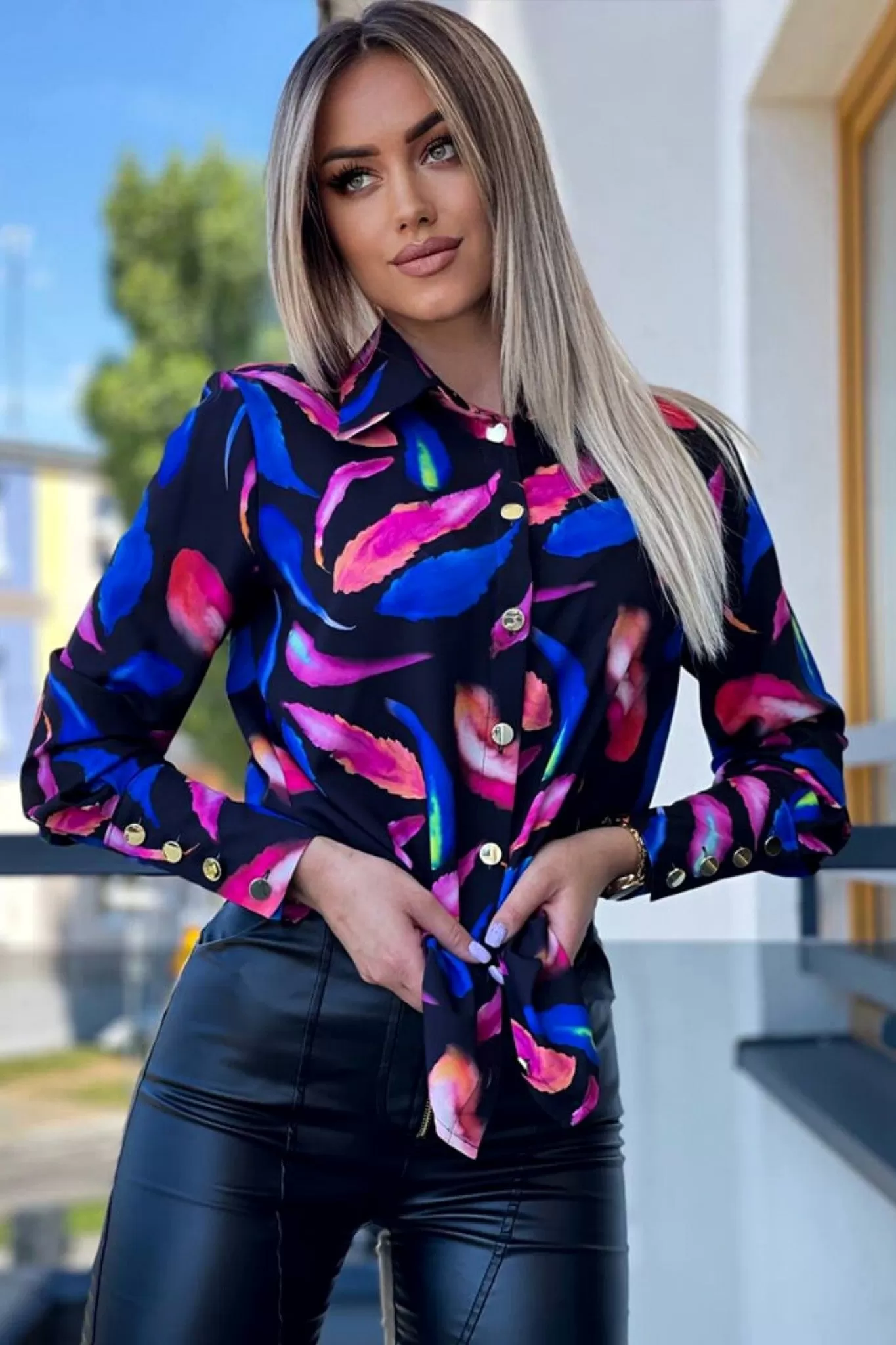 Camicia elegante nera a fantasia foglie blu e fucsia con bottoni dorati