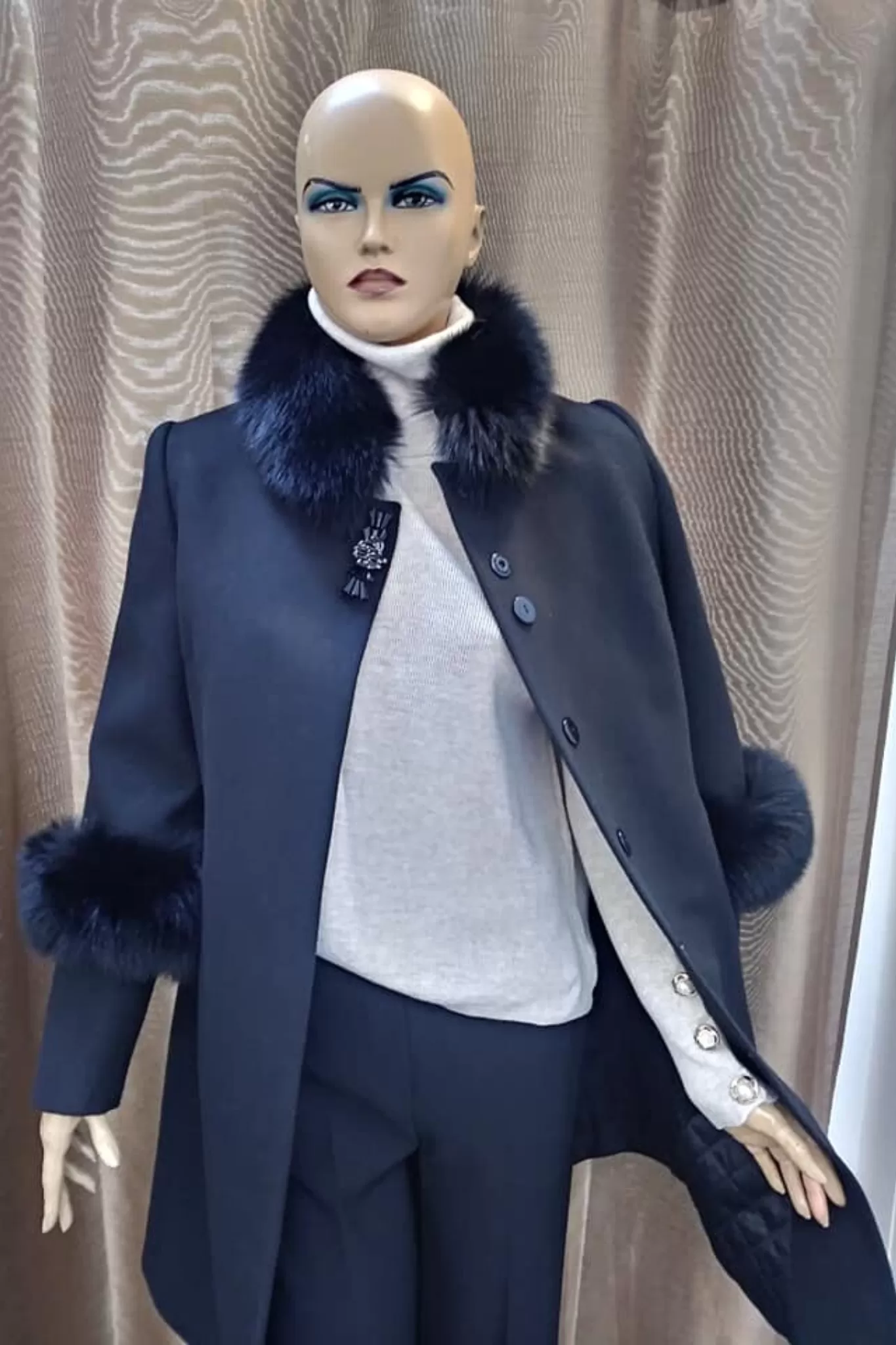 Cappotto nero invernale Moda Mania a colo alto accessoriato con spilla in strass