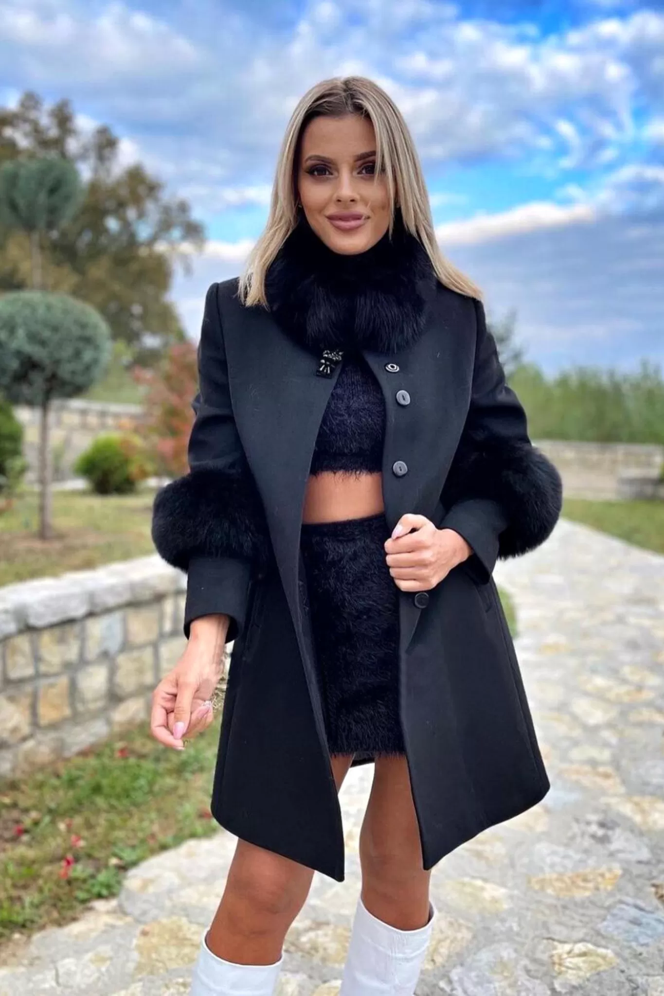 Cappotto nero invernale Moda Mania a colo alto accessoriato con spilla in strass