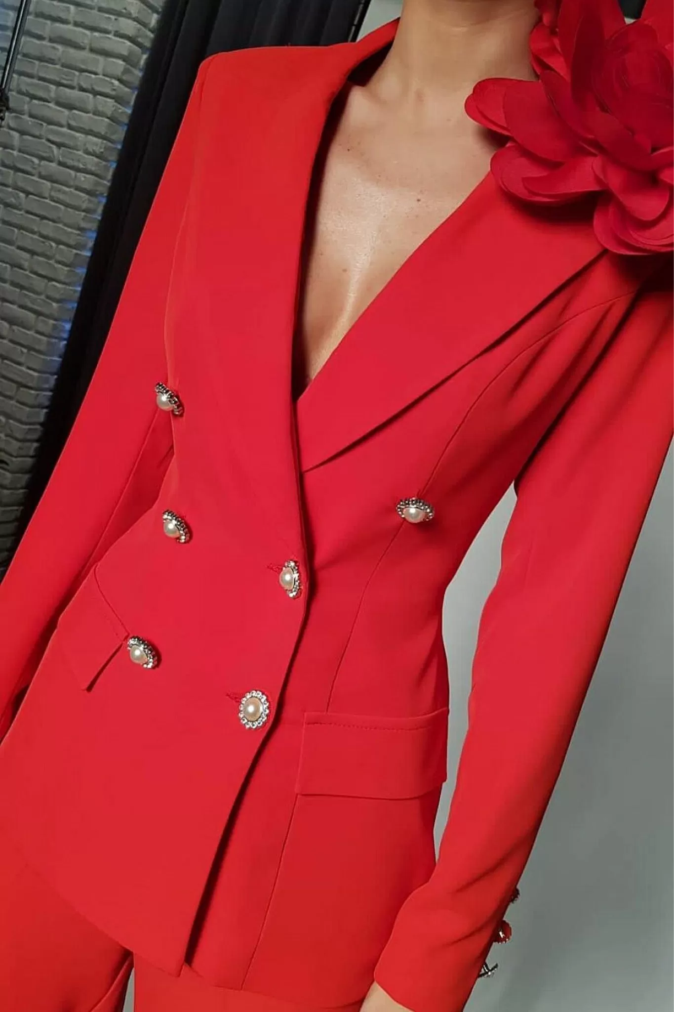 Completo tailleur rosso Bby giacca doppiopetto con spilla fiore e pantaloni a gamba larga