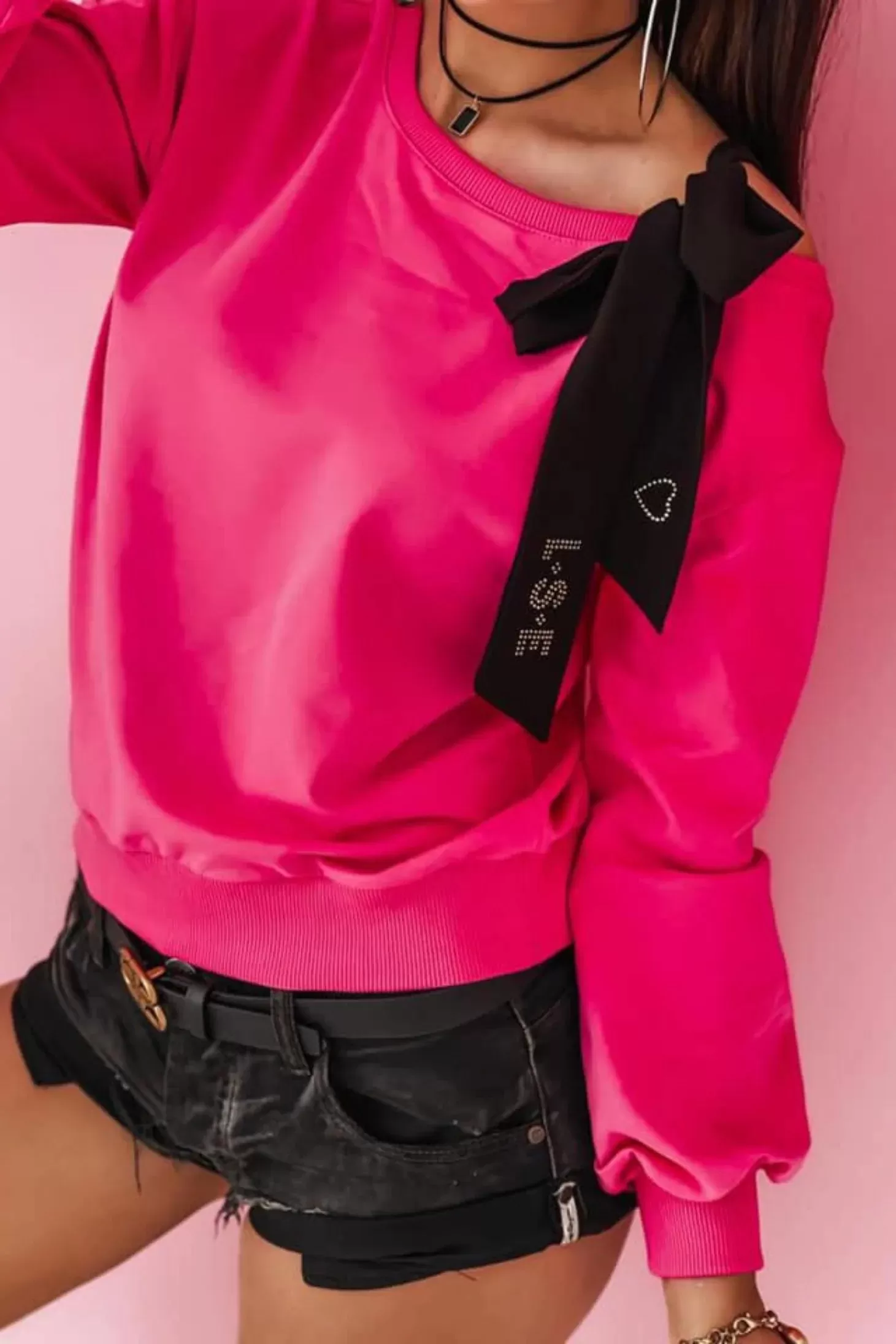 Maglia fucsia in cotone a manica lunga con fiocco nero decorativo su una spalla