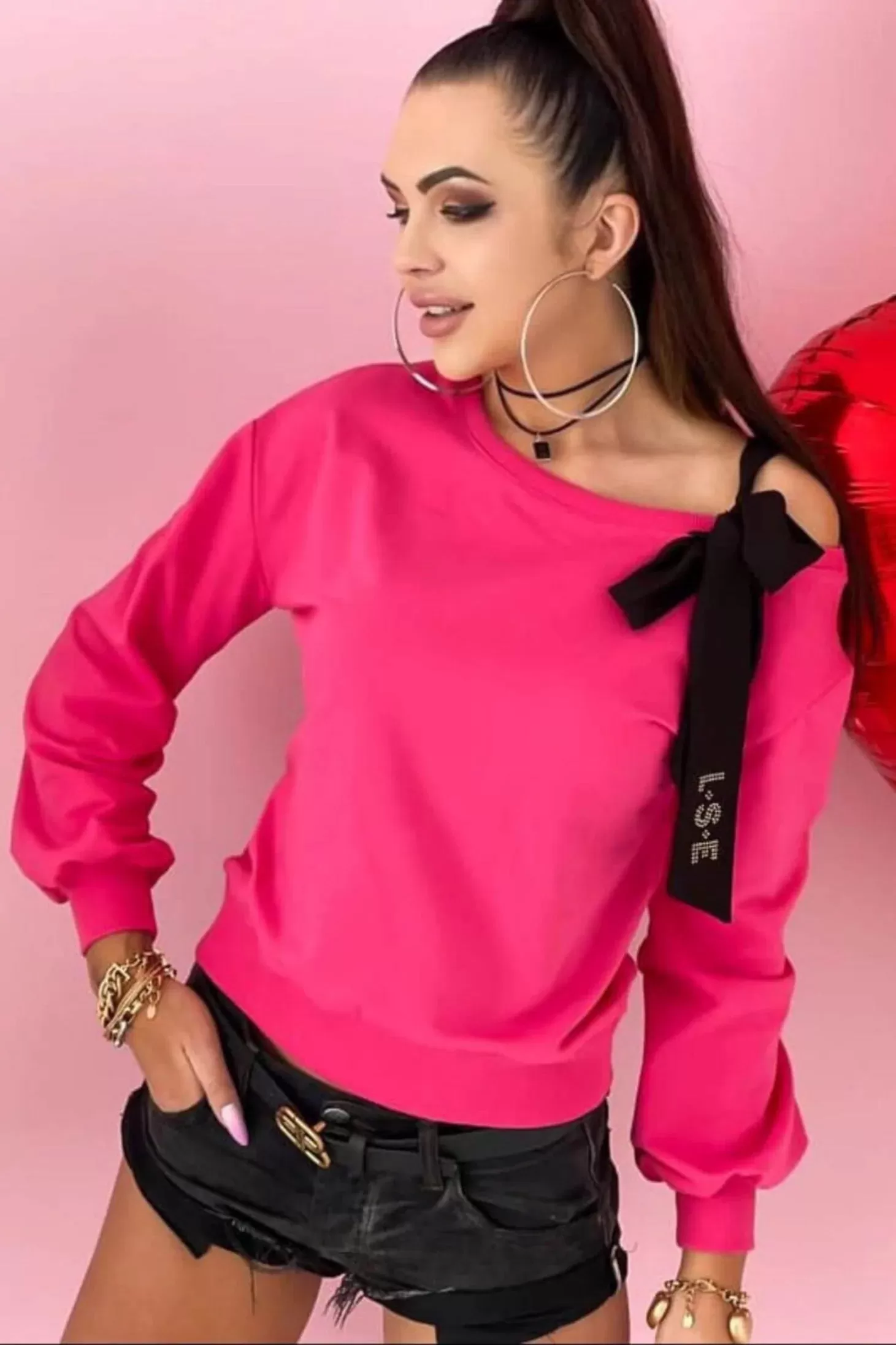 Maglia fucsia in cotone a manica lunga con fiocco nero decorativo su una spalla