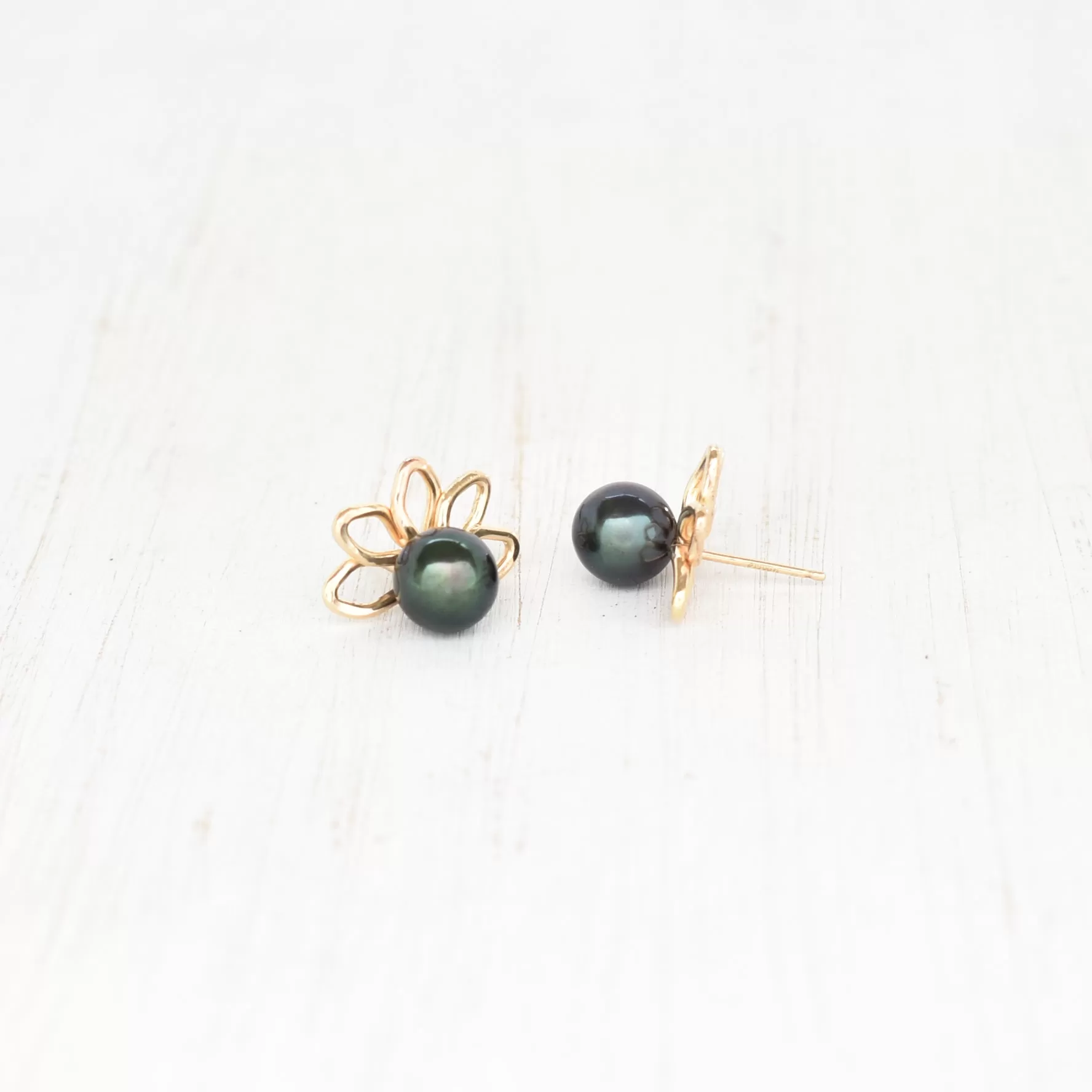 Naupaka Stud Earrings with Pearls