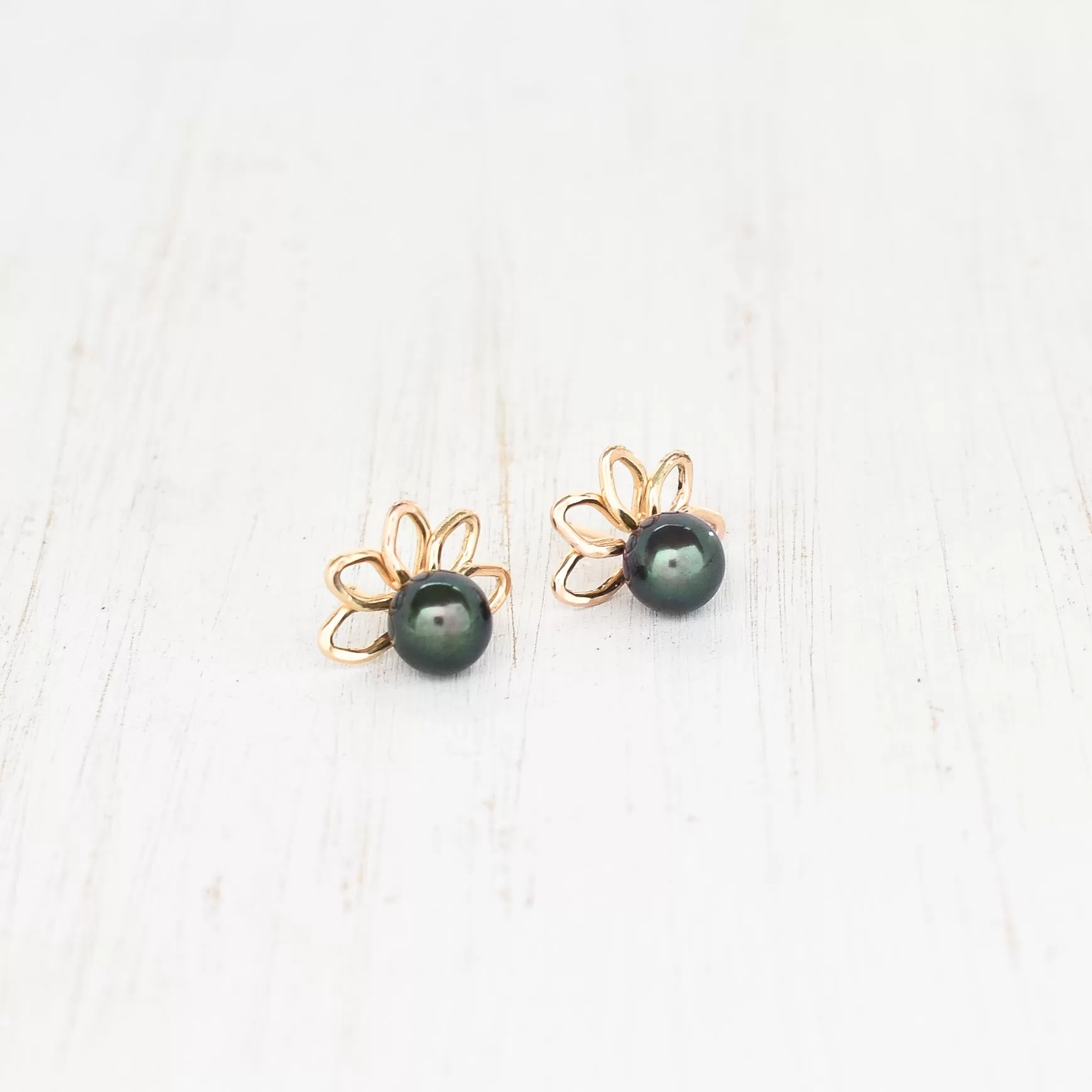 Naupaka Stud Earrings with Pearls