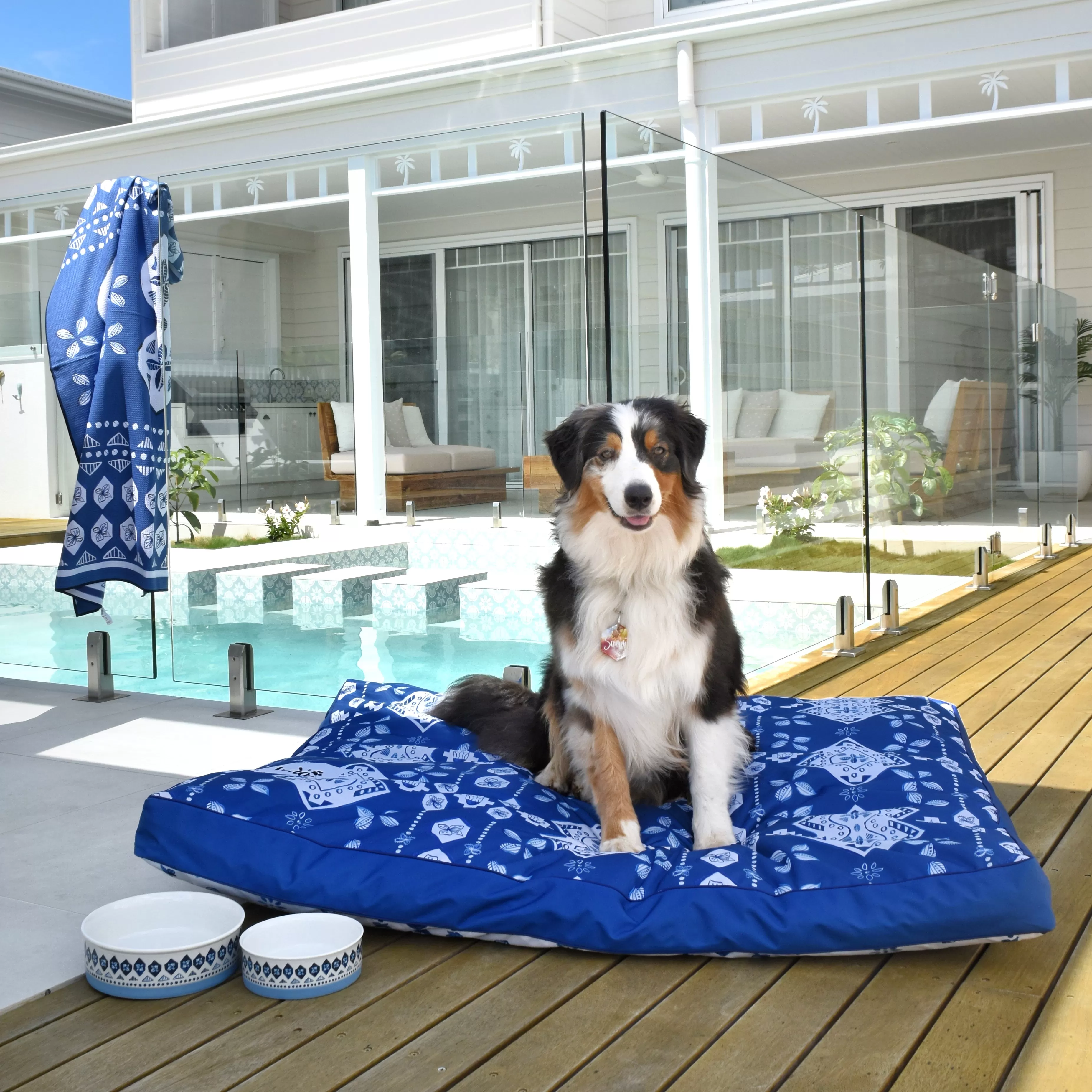 Noosa Nights Water-Resistant - XXL Dog Bed